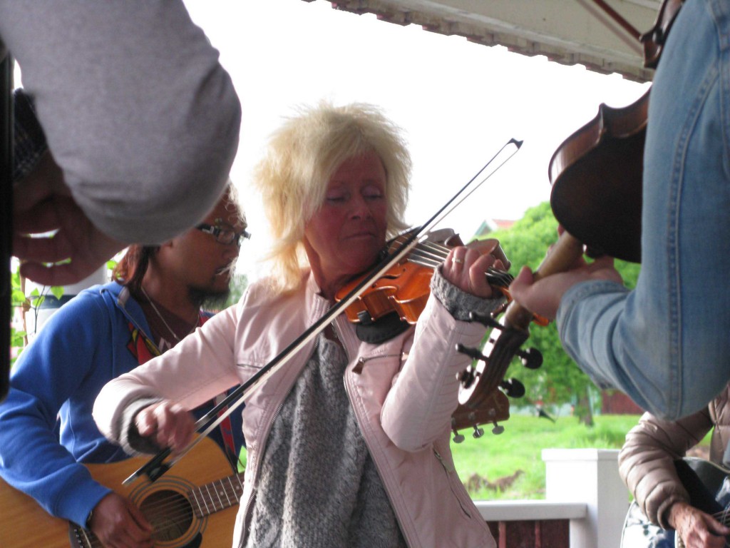 Maria Lärka med sin fiol