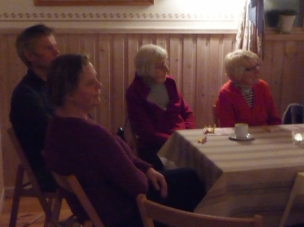 Marie, Per, Ulla och Ingrid lyssnar